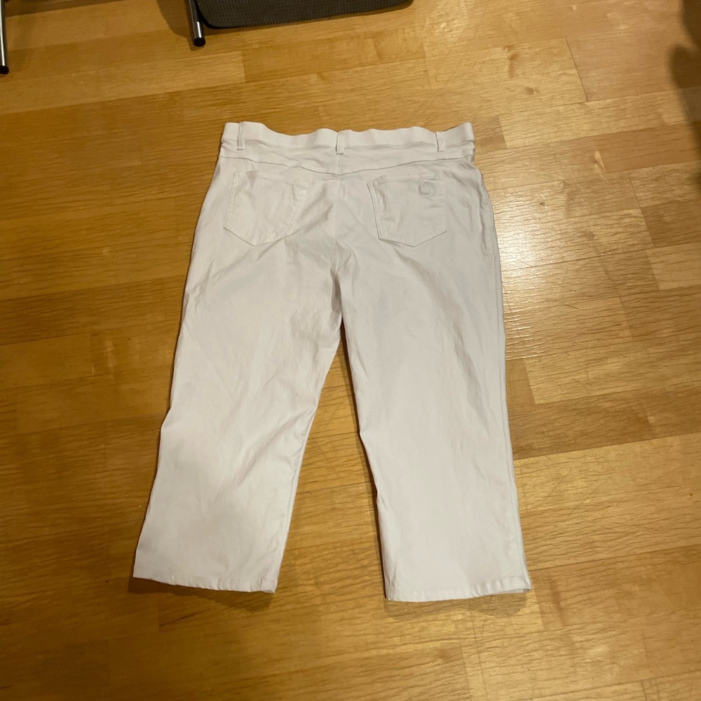 Simon Chang White Capris - Picture 4 of 4